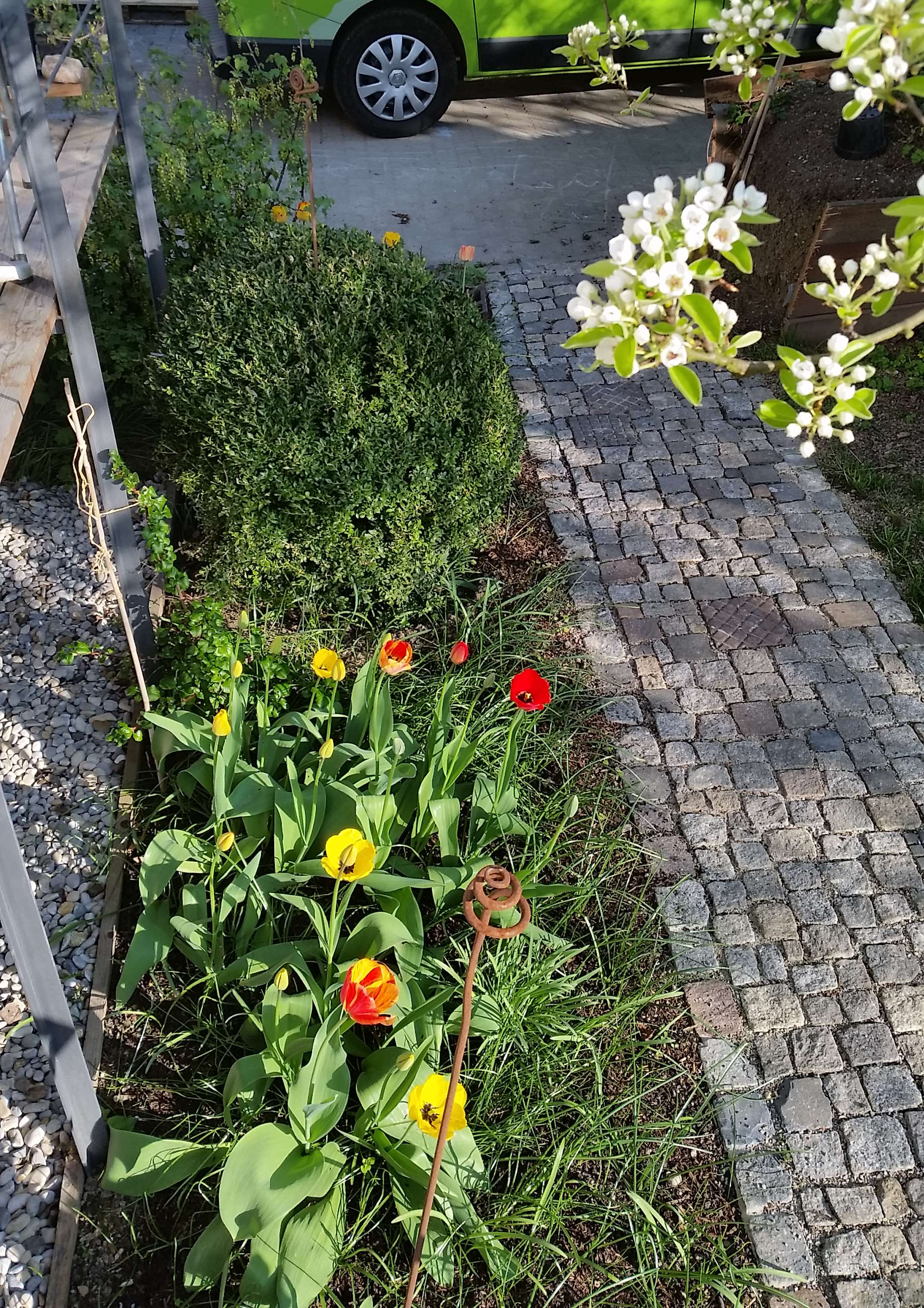 Individuell gepflasteter Gartenweg