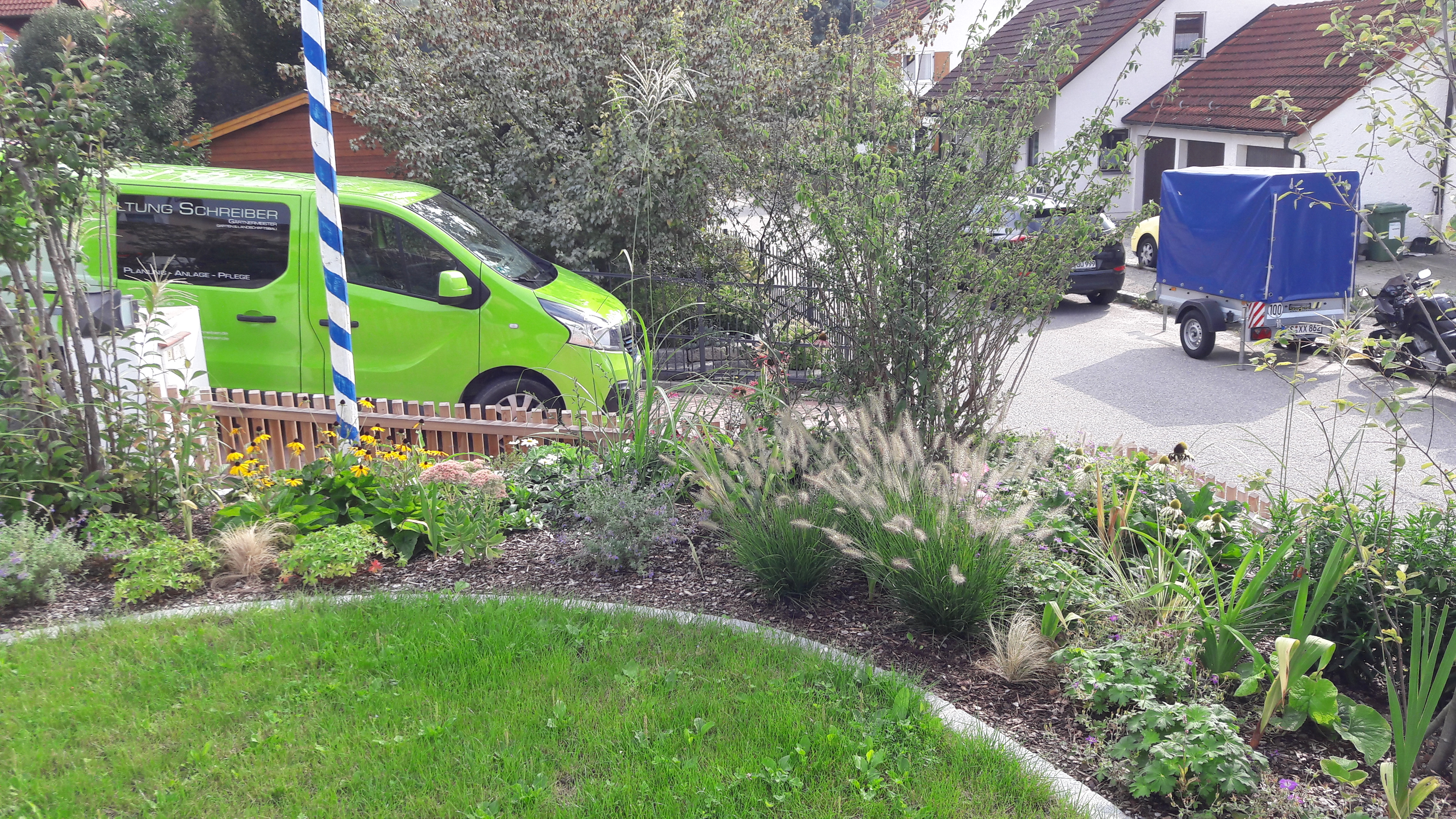 Farbenfrohes Staudenbeet in voller Blüte